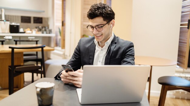 La oficina de trabajo del financiero usa una computadora portátil para escribir una respuesta al cliente