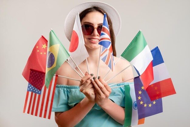 Foto oficina de visas de viaje mundial banderas de mano de mujer feliz