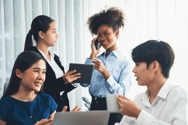 Oficinista multicultural moderno en el lugar de trabajo corporativo Concord