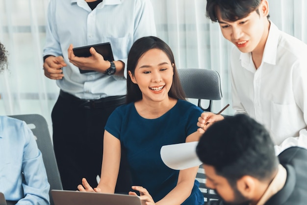 Oficinista multicultural moderno en el lugar de trabajo corporativo Concord