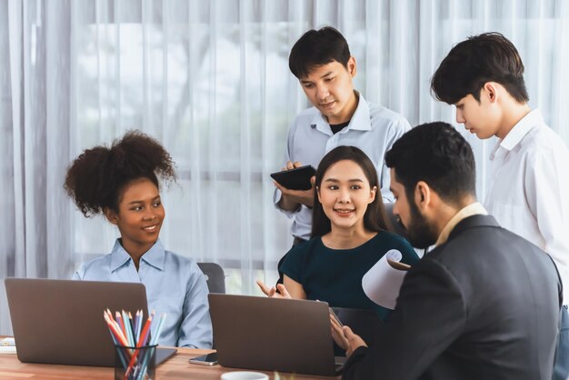 Oficinista multicultural moderno en el lugar de trabajo corporativo Concord