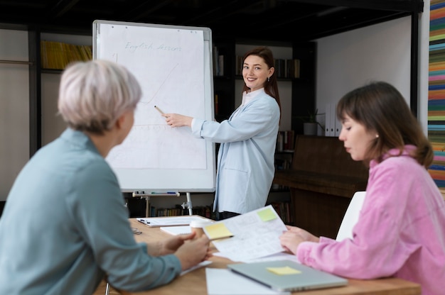 Oficinistas trabajando juntos como equipo