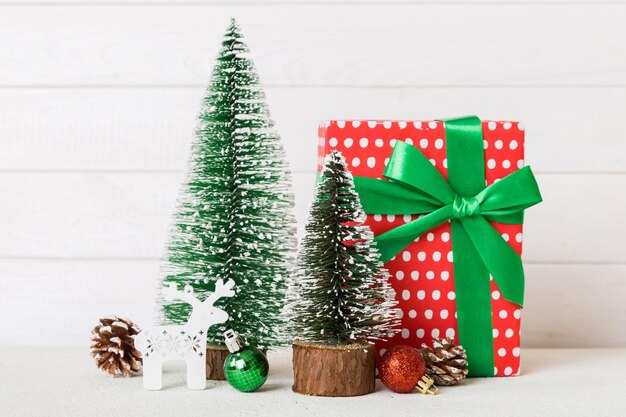 Ofício de composição de natal Caixa de presente pequenos galhos de árvores e decorações de artesanato DIY em fundo branco Conceito de ano novo Decoração de casa de natal Espaço de cópia de vista superior plana
