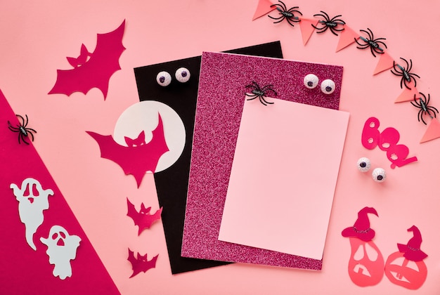 Ofício de papel criativo Halloween plano colocar fundo em vermelho escuro. Copie o espaço em cartões em branco, morcegos, fantasmas, olhos de chocolate, abóboras ee palavra "Boo" em papel dividido.