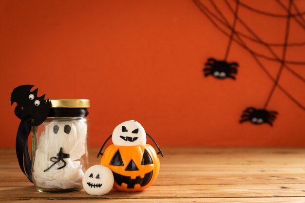 Ofícios de Halloween na tabela de madeira e no fundo alaranjado. conceito de halloween.