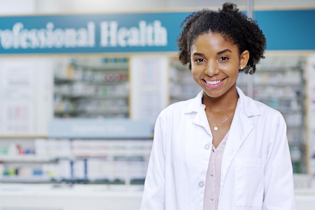 Ofrecemos productos asequibles para el cuidado de la salud solo para usted Retrato de un atractivo joven farmacéutico sonriendo y posando en una farmacia