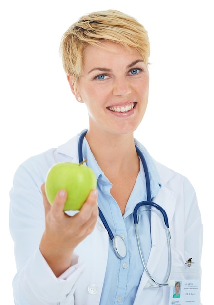 Ofreciéndote la oportunidad de una vida más saludable. Un joven doctor sonriente sosteniendo una manzana verde.