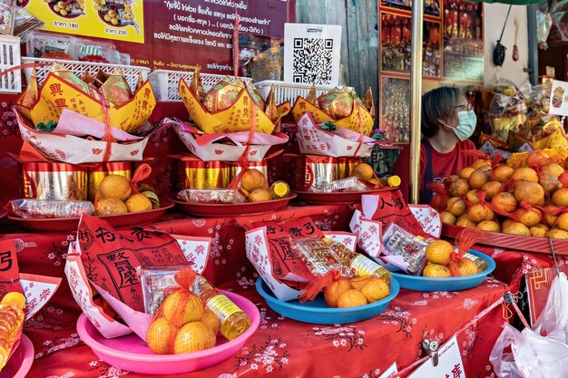 Ofrenda del templo para frutas y dulces del año nuevo chino