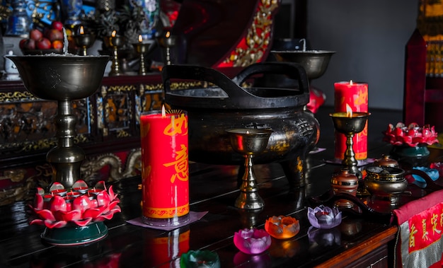 Ofrendas espirituales en el monasterio chino en Nepal