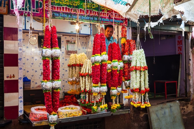 Ofrendas de flores en el mercado de la India