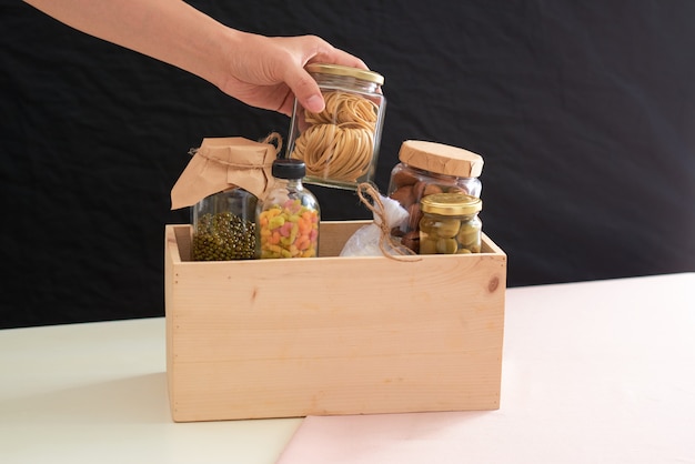 Foto ofrézcase como voluntario con caja de comida para pobres. concepto de donación.