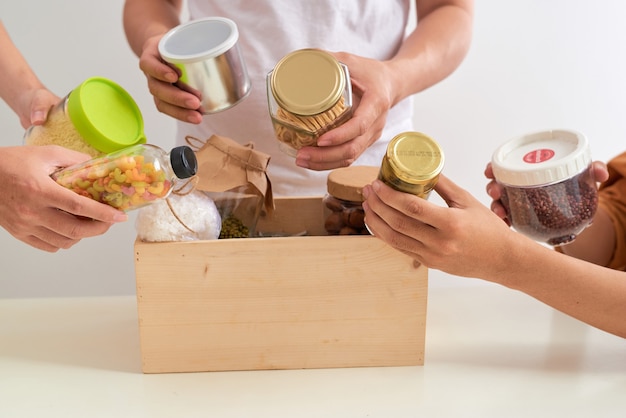 Ofrézcase como voluntario con caja de comida para pobres. Concepto de donación.