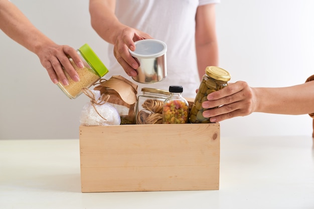 Ofrézcase como voluntario con caja de comida para pobres. Concepto de donación.