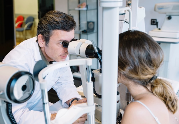 Oftalmologista examinando um paciente jovem