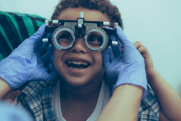 Oftalmólogo examina los ojos de un paciente varón