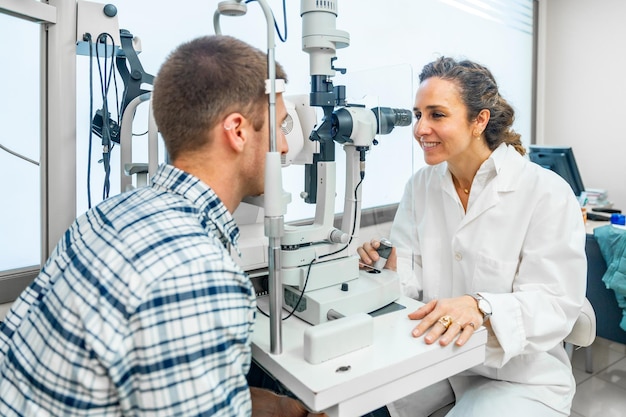 Oftalmólogo examinando los ojos de un hombre con una lámpara de hendidura