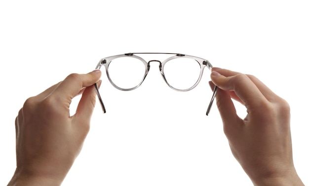 Oftalmólogo femenino sosteniendo gafas en primer plano de fondo blanco