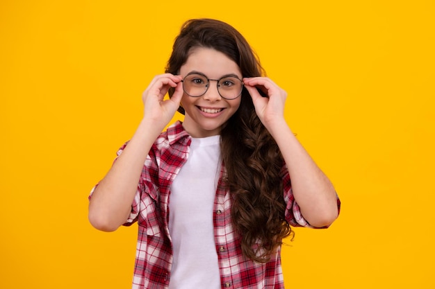 Oftalmólogo trata anteojos de niña adolescente primer plano Tratamiento de la visión de los niños con gafas Adolescente feliz emociones positivas y sonrientes de niña adolescente