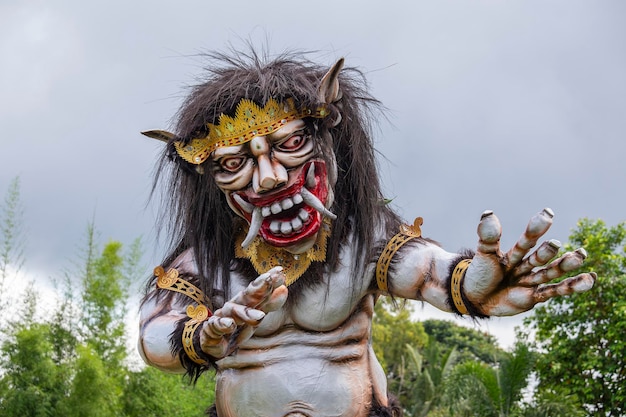 Ogohogoh son estatuas construidas para el desfile de Ngrupuk que tiene lugar en la víspera del día de Nyepi en Bali, Indonesia