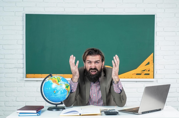 Oh, Dios mío, aprueba el examen aprendiendo la materia de regreso a la escuela feliz día del maestro hombre brutal con barba disfrazarse educación informal estudiante masculino sentarse en el aula mientras lección