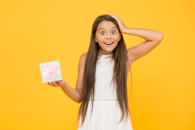 Oh, Dios mío, feliz infancia, alegre, vacaciones de verano, niño con caja de regalo, belleza despreocupada, ir de compras el lunes cibernético, niño sorprendido, compartir caja de regalo, niño pequeño, listo para la celebración de la fiesta.