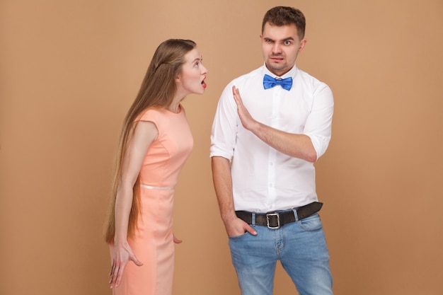 Oh, por favor, detén al hombre confundido con camisa blanca, intenta prohibir el bloqueo o detén a la mujer enojada