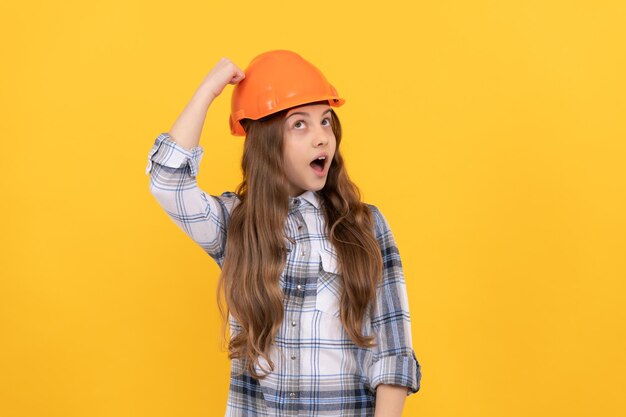 Oh kein Baumeisterkind im karierten Hemd Bau- und Konstruktionskonzept schockiert Kinderarbeiter tragen Hardhat Kindheitsentwicklung glücklich Tag der Arbeit zukünftige Karriere Teenager-Mädchen im Helm