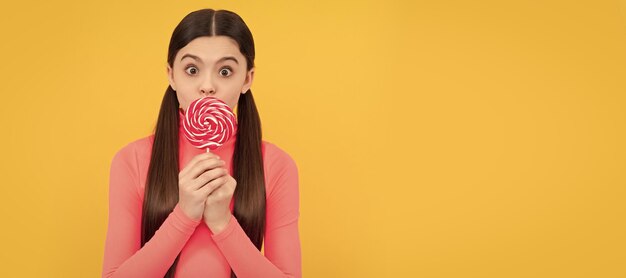 Oh mein Gott Teen Zahnpflege Naschkatzen lecker überrascht Mädchen halten Lutscher Teenager-Kind mit Süßigkeiten Poster Banner Header Copy Space