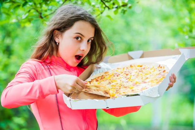 Oh meu deus entrega de pizza comida insalubre e saudável criança de infância feliz sente fome criança com fome vai comer pizza italiana conceito de fast food feliz dia das crianças menina comendo pizza