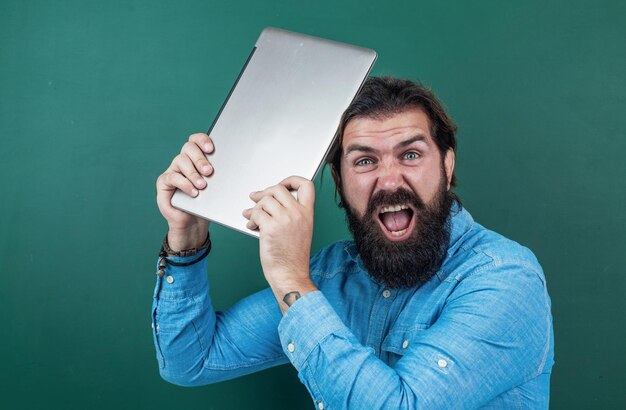 Oh, no, apruebe el examen aprendiendo el espacio de la copia del tema hombre con exceso de trabajo con barba sosteniendo problemas de cuaderno en el estudio de educación formal estudiante masculino en la lección de la escuela con el libro de trabajo