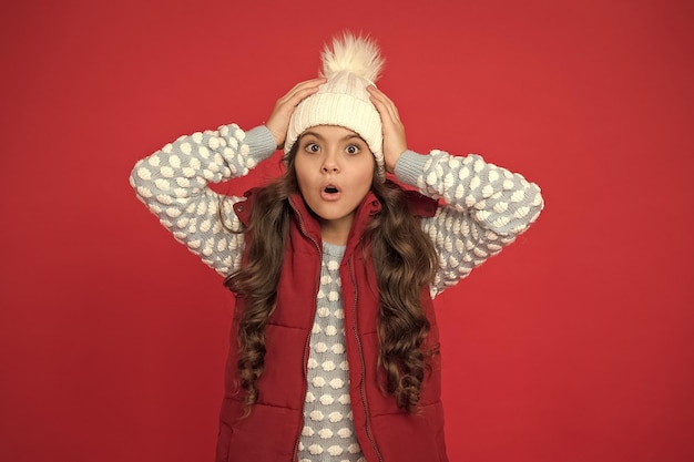 Oh, no, niño sorprendido con un acogedor atuendo de punto, moda de invierno para niños, felicidad infantil, felices vacaciones de invierno y actividad, pronóstico del tiempo, sensación de calor este invierno, oh, Dios mío.