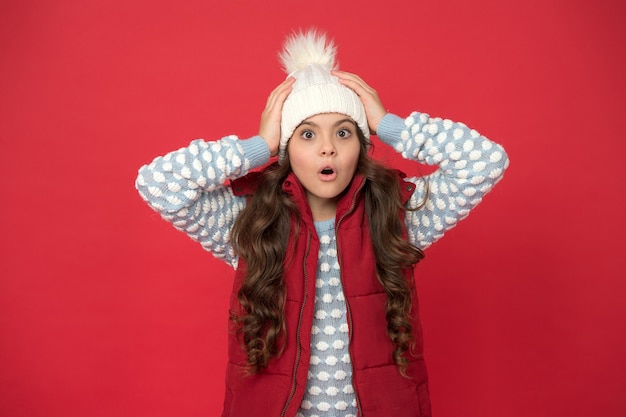 Oh no. niño sorprendido en traje de punto acogedor. moda de invierno para niños. felicidad infantil. felices vacaciones de invierno y actividad. pronóstico del tiempo. sintiendo calor este invierno. ay Dios mío.