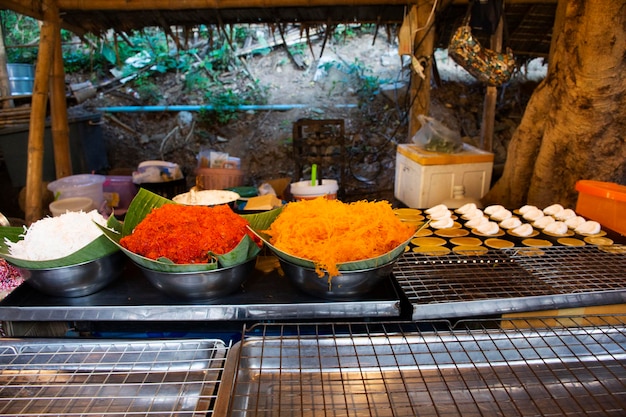 Oh poi Karen calle étnica hamdmade bazar del mercado local en la ciudad de Suan Phueng en Ratchaburi, Tailandia