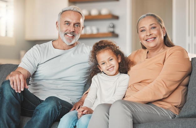 Ohana bedeutet Familie und Familie bedeutet, dass niemand zurückgelassen wird. Aufnahme eines glücklichen älteren Paares und ihrer Enkelin, die sich zu Hause auf dem Sofa entspannen.