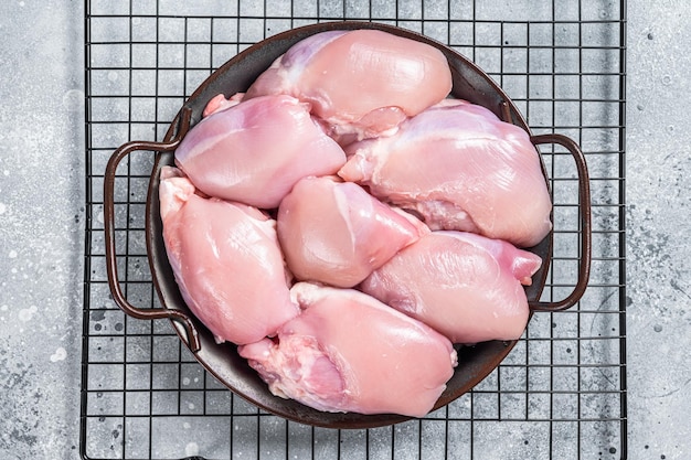 Ohne Knochen und ohne Haut Rohes Hähnchenschenkelfilet Grauer Hintergrund Ansicht von oben