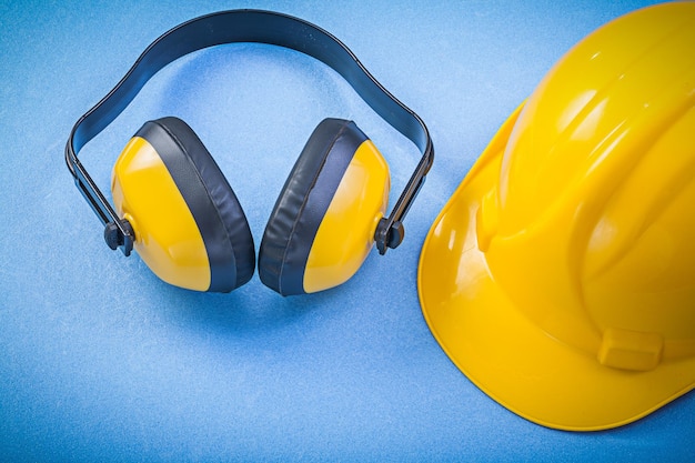 Ohrenschützer bauen Helm auf blauem Hintergrund Baukonzept