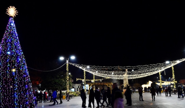 OHRID MAZEDONIEN 29. DEZEMBER 2018 Blick auf eine Weihnachtsdekoration in der Innenstadt der Stadt Ohrid in Mazedonien BILD