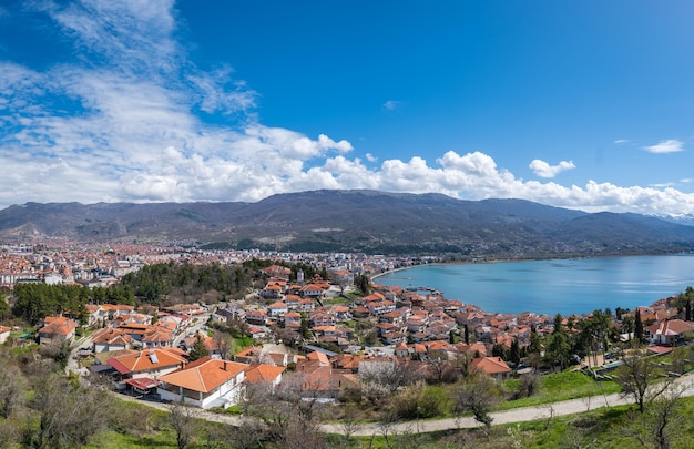 Foto ohridsee und die stadt ohrid im norden mazedoniens