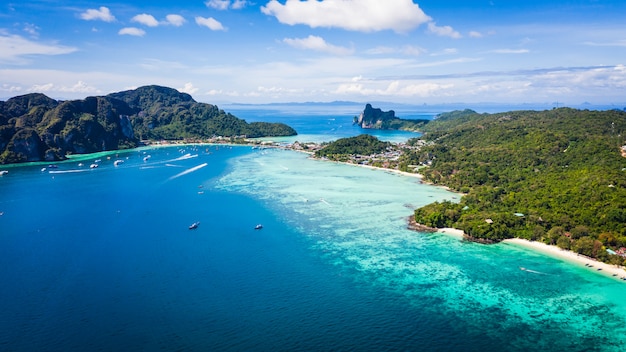 Oi barco de temporada e turistas na ilha de phiphi Krabi Tailândia vista aérea do zangão