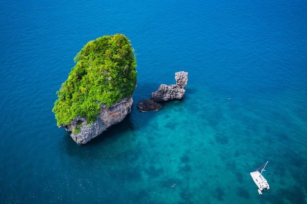 Oi barco de temporada e turistas na ilha de phiphi krabi tailândia vista aérea do zangão