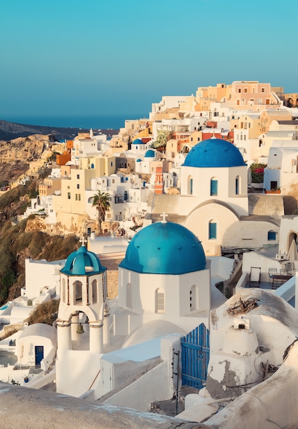 Oia aldeia na ilha de Santorini, Grécia, de manhã cedo