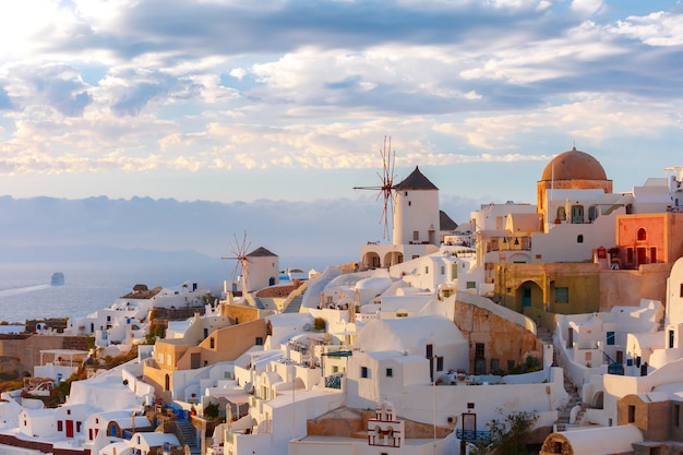 Oia bei Sonnenuntergang, Santorini, Griechenland