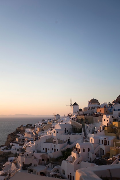 Oia-Dorf auf der Insel Santorini in Griechenland bei Sonnenuntergang