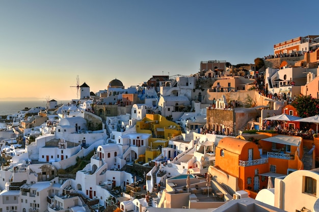 Oia Grecia 22 de julio de 2021 El clásico horizonte de Oia Santorini al atardecer con edificios en Grecia