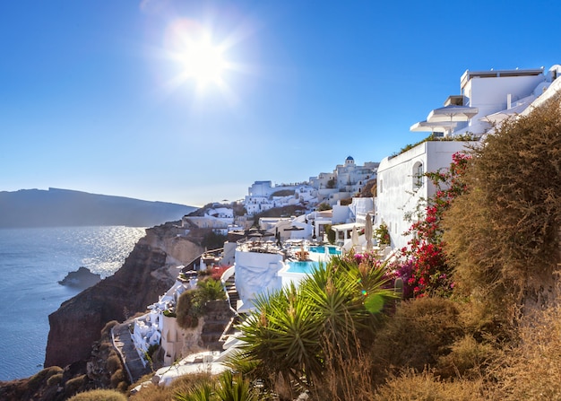 Oia-Stadt auf Santorini-Insel, Griechenland. Thira Dorf im Sonnenuntergang mit Blick auf das Meer.