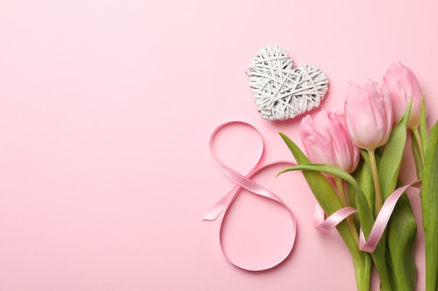 Oito, coração e tulipas em fundo rosa, espaço para texto