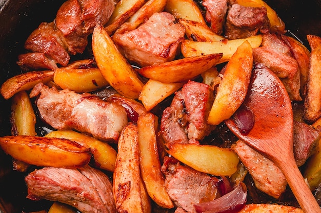 Ojakhuri Plato tradicional georgiano patatas fritas con carne en una sartén de arcilla vista superior sin gente casera