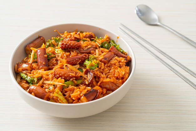 Ojing-O-Bokeum - Lula frita ou polvo com tigela de arroz com molho picante coreano - estilo comida coreana