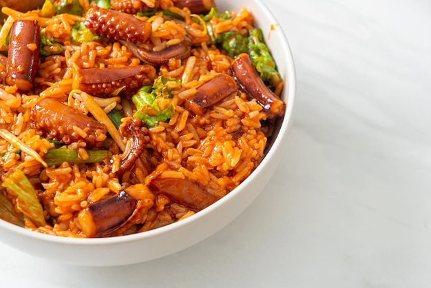 Ojing-O-Bokeum - Lula frita ou polvo com tigela de arroz com molho picante coreano - estilo comida coreana