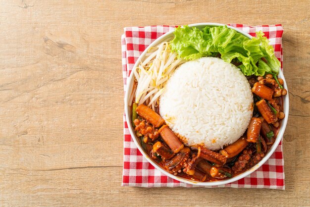 Ojing-o-bokeum - lula frita ou polvo com tigela de arroz com molho picante coreano - estilo comida coreana